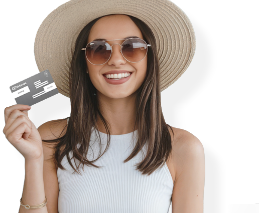 Mujer sujetando la Tarjeta de Fidelizacion SIlver de Air Europa