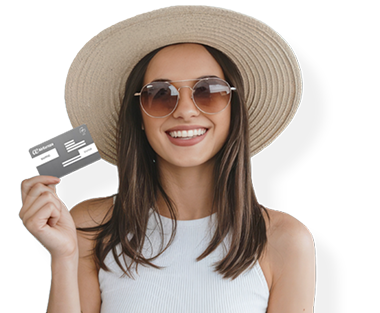 Mujer sujetando la Tarjeta de Fidelizacion SIlver de Air Europa